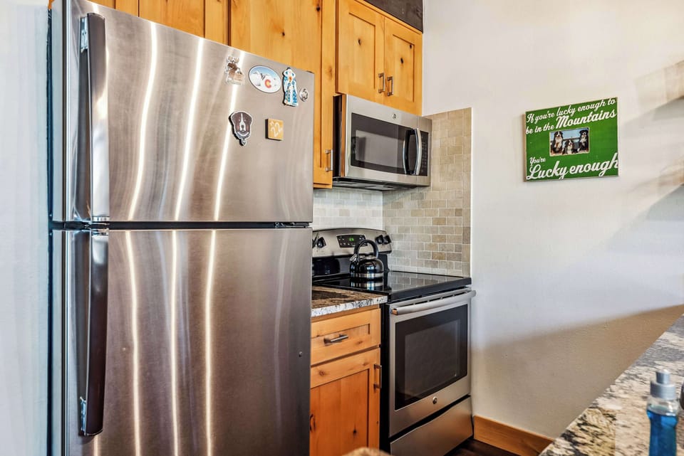 Kitchen: Fully-equipped kitchen, drip coffee maker, 3 barstools, open layout with living and dining room 