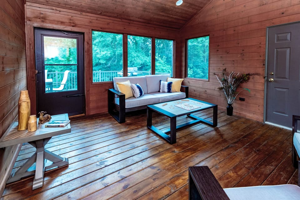 Guest Favorite, Screened Porch