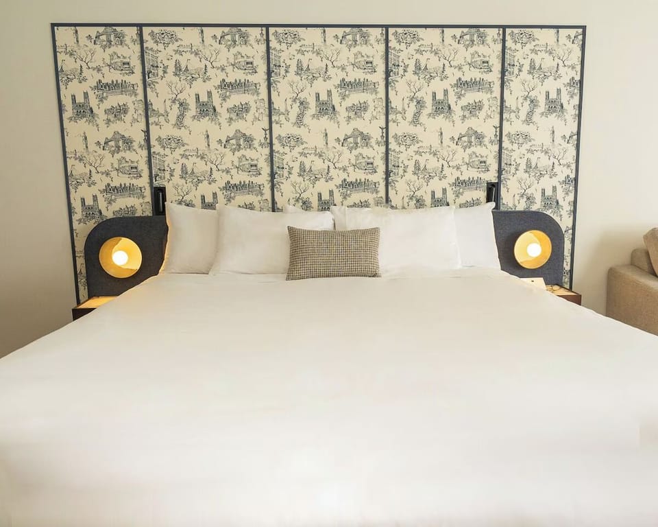 Bedroom with 1 King Bed