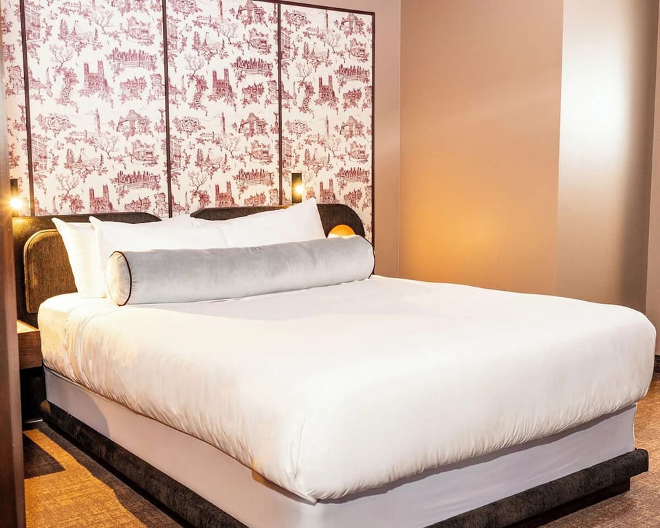 Bedroom with 1 Queen Bed
