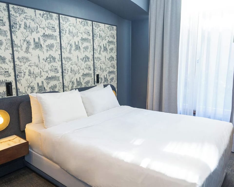 Bedroom with 1 Queen Bed