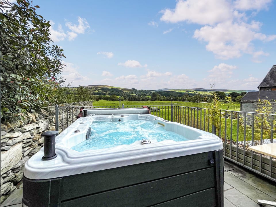 Hot tub | Granary - Plas Isaf, Corwen