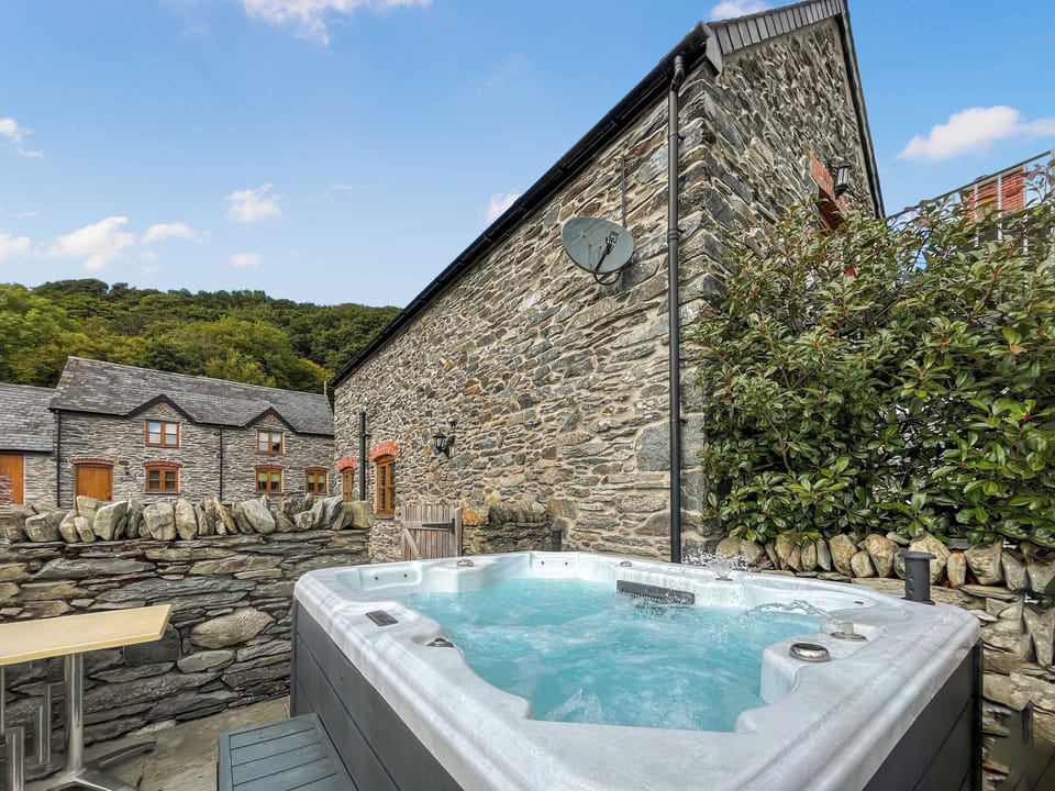 Hot tub | Granary - Plas Isaf, Corwen