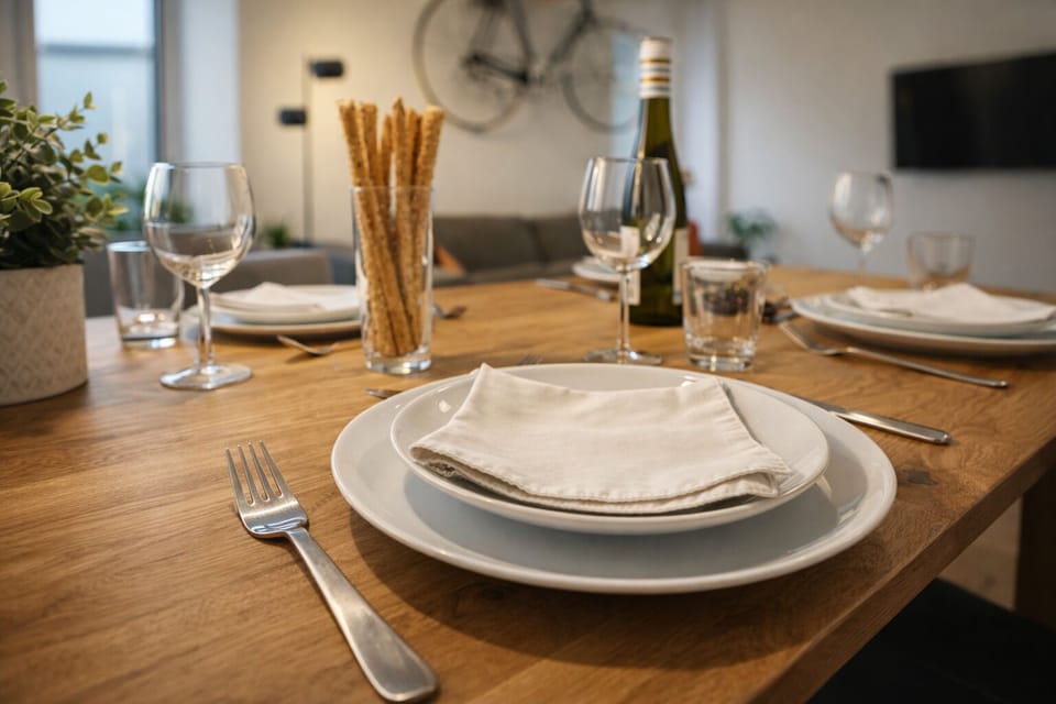 Atmospheric dining area with high-quality tableware and a wooden table – perfect for shared meals.