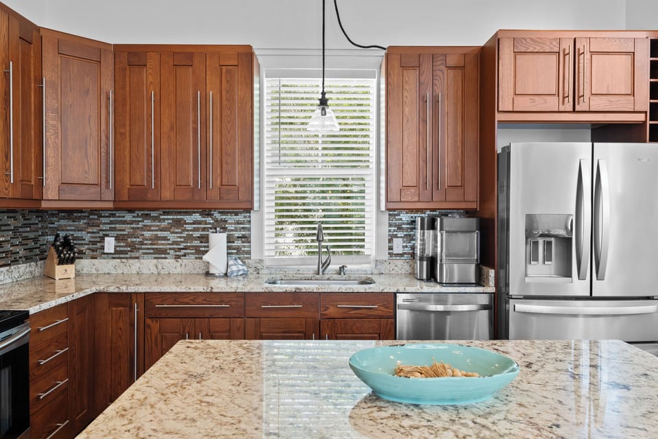 Large kitchen island for easy meal prepping.