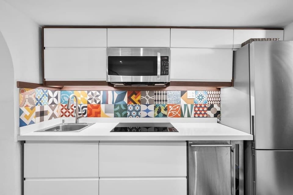 Coffee nook chic: Modern area with bold art & minimalist design.	