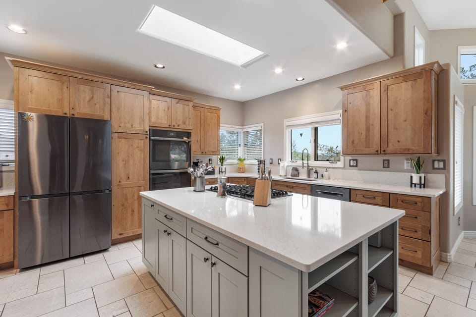 Gas cooktop, breakfast nook, double ovens, built-in electric oven, and walk-in pantry!