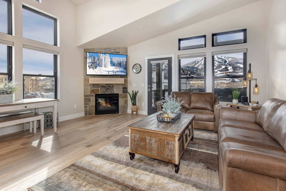 Mayflower Lakeside 1114-303: The great room is a wide-open space that allows for easy socializing with a corner fireplace with stone detail, and a large Smart HDTV.