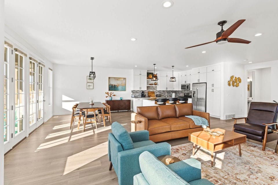 Jordanelle Ridge 499: The living area is open and functional. Allowing easy access to the patio, kitchen, and dining areas.