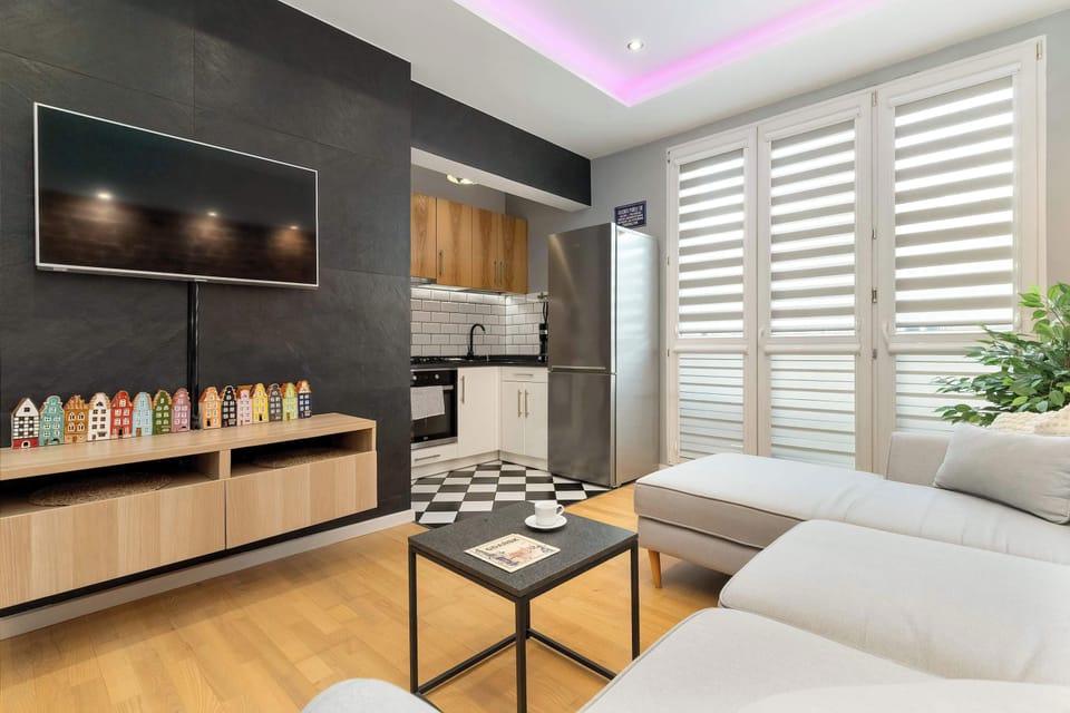 The open-plan living area connected with the kitchen offers a space to cook and enjoy time together in front of the TV.