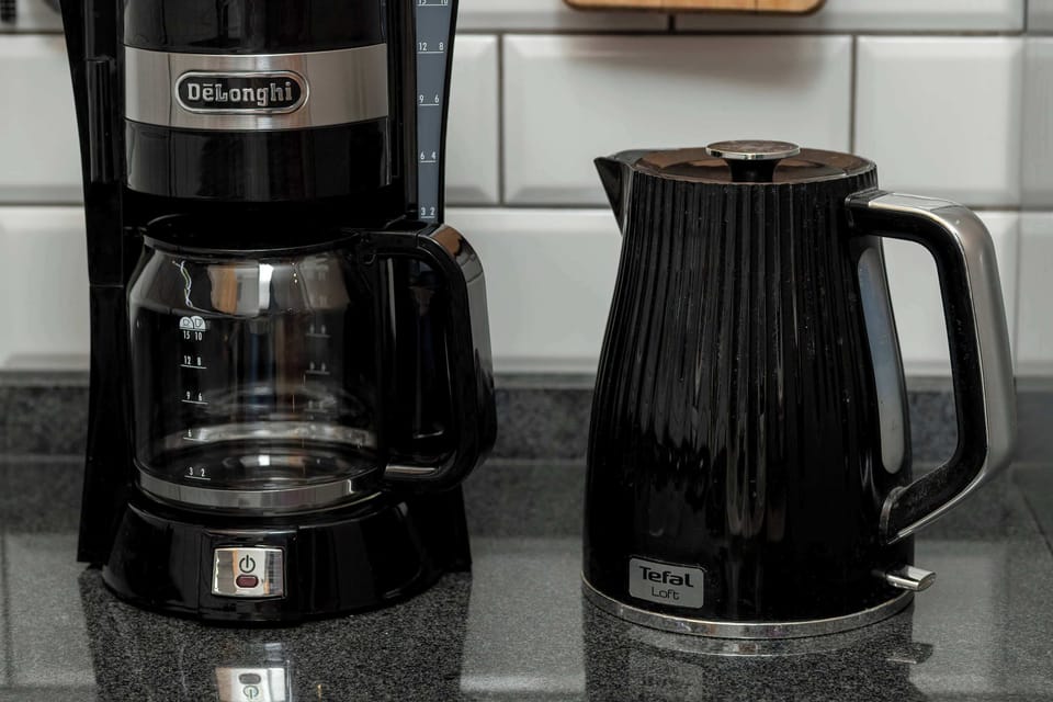 The coffee maker and electric kettle let you start your day with an aromatic brew in a homely atmosphere.