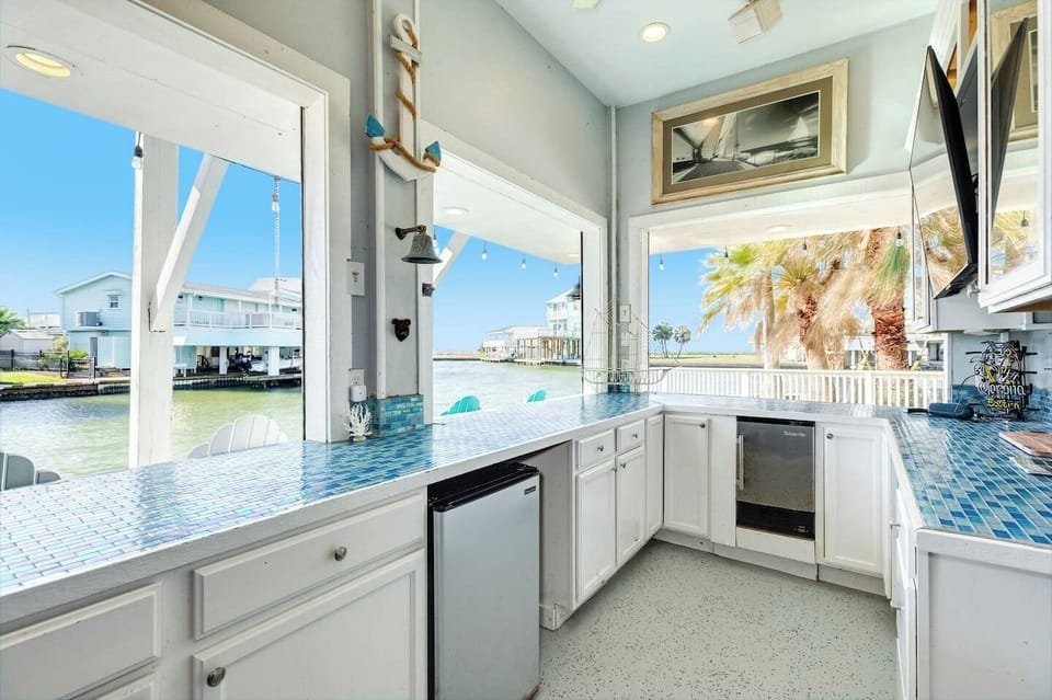 Keep the drinks flowing! The dedicated bar area ensures you have everything you need right at your fingertips while keeping the beautiful waterfront view. 