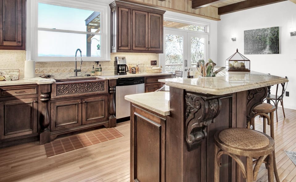 Copper farmhouse sink + dishwasher, plenty of counter space
