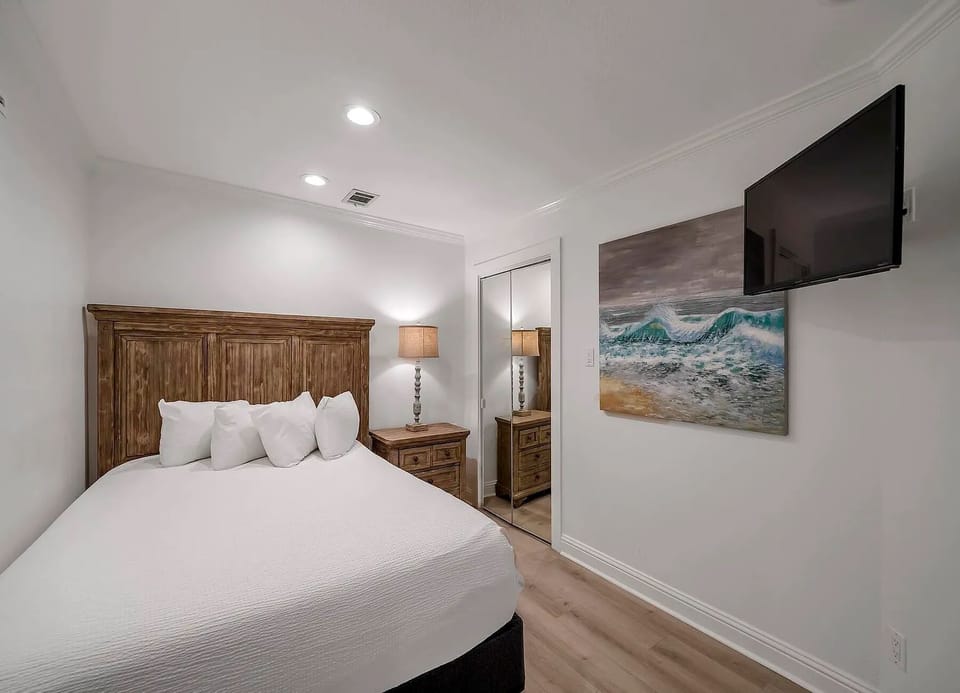 1st floor apartment, queen bedroom.
