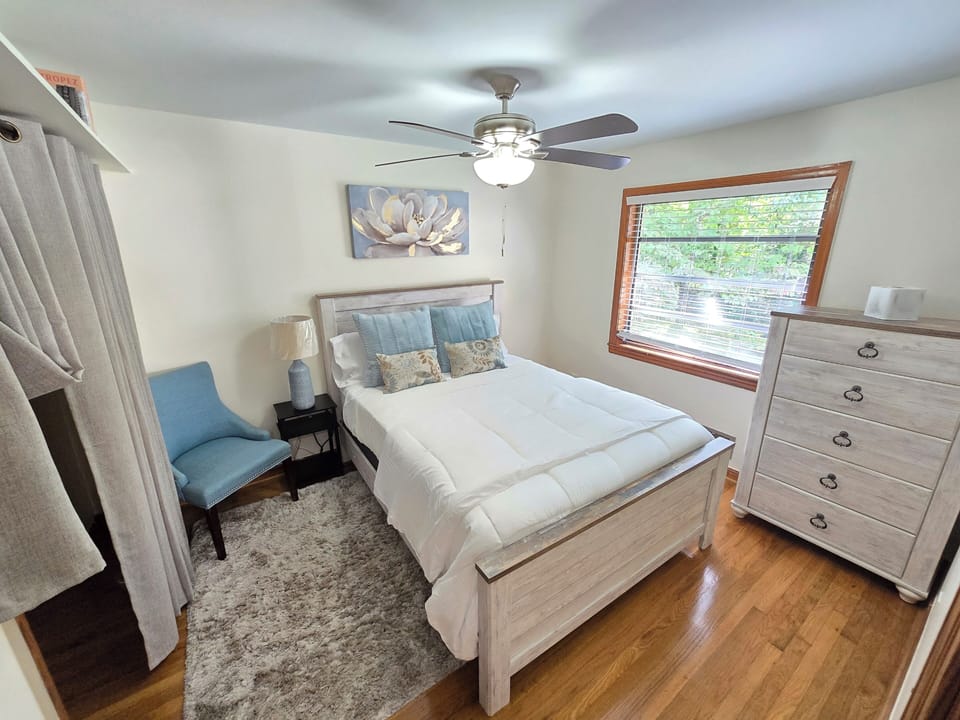 Main bedroom w/Queen size bed