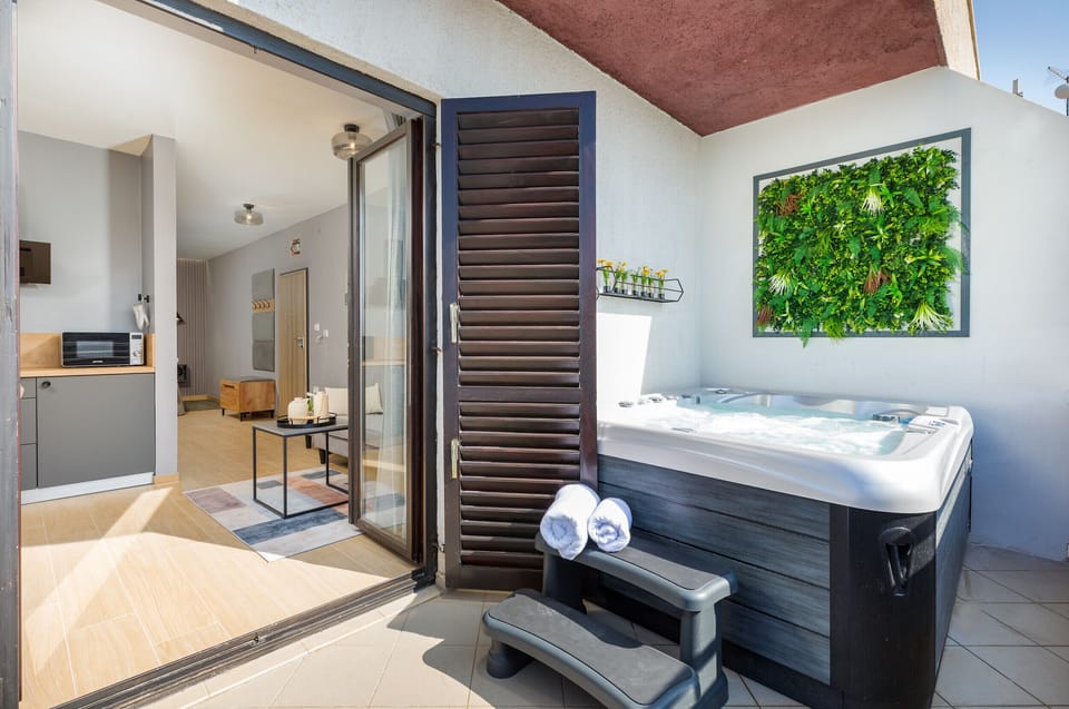 Indoor spa tub