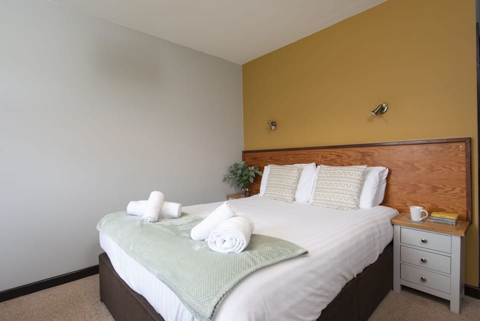 King Size bed with reading lamps