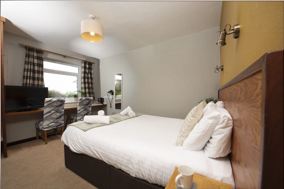 King room with TV