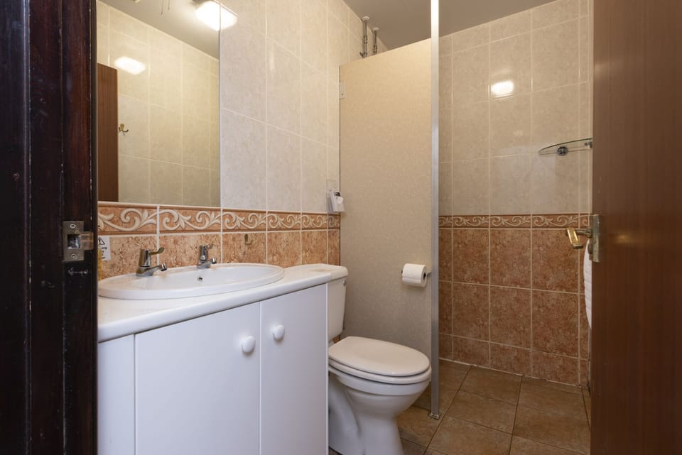 Ensuite wet room, level shower access