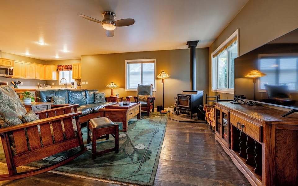 Warm wood tones, leather seatings and other natural materials lend the home a refined yet comfortable feel