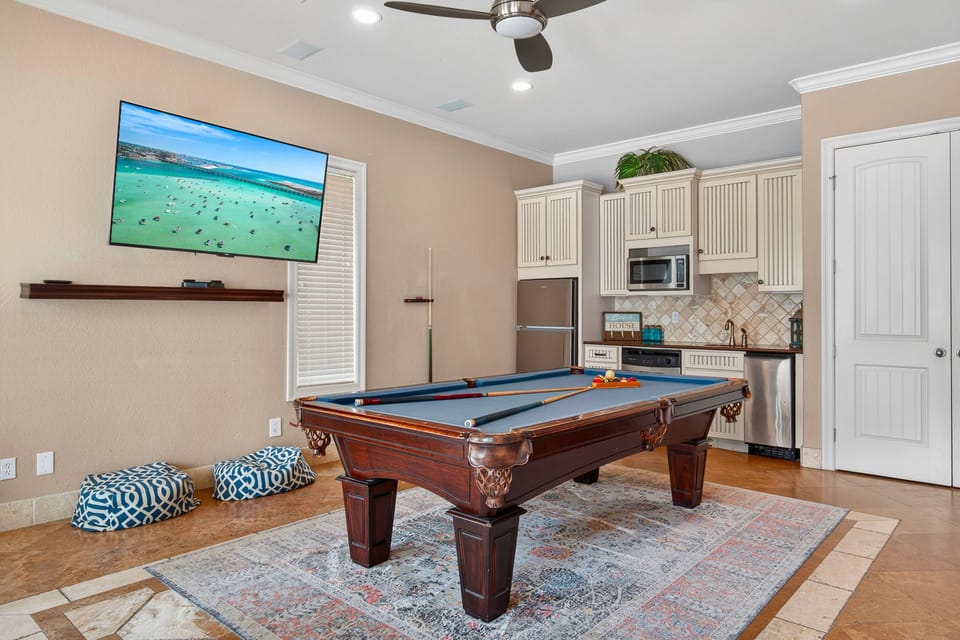Game Room - Pool Table - Kitchenette