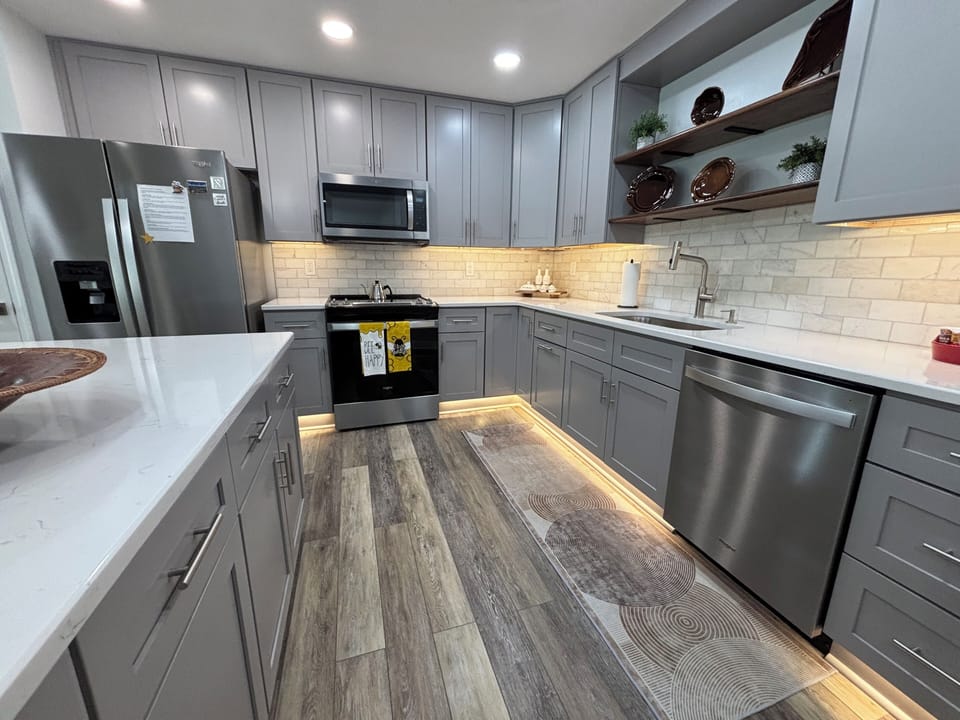 Fully equipped kitchen for longer stays/ quartz countertops.