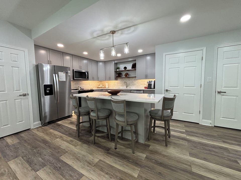 Modern kitchen/ seating four 4️⃣