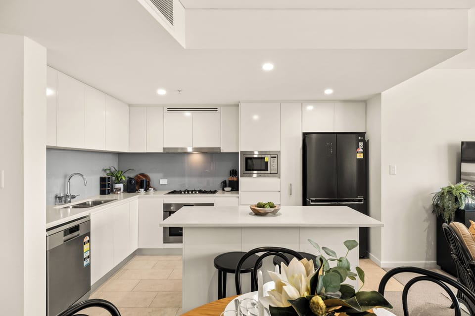 Fully equipped kitchen: gas cooktop, oven, air-fryer, toaster, kettle