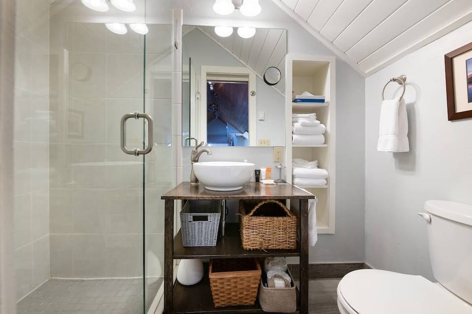 Bathroom 3: En-suite bathroom