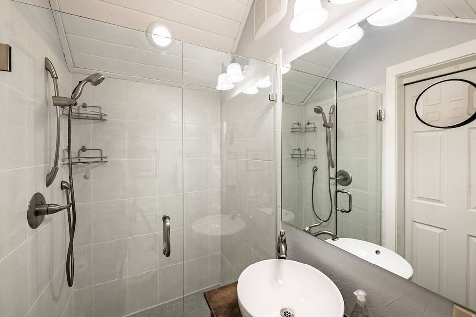 Bathroom 3: En-suite bathroom