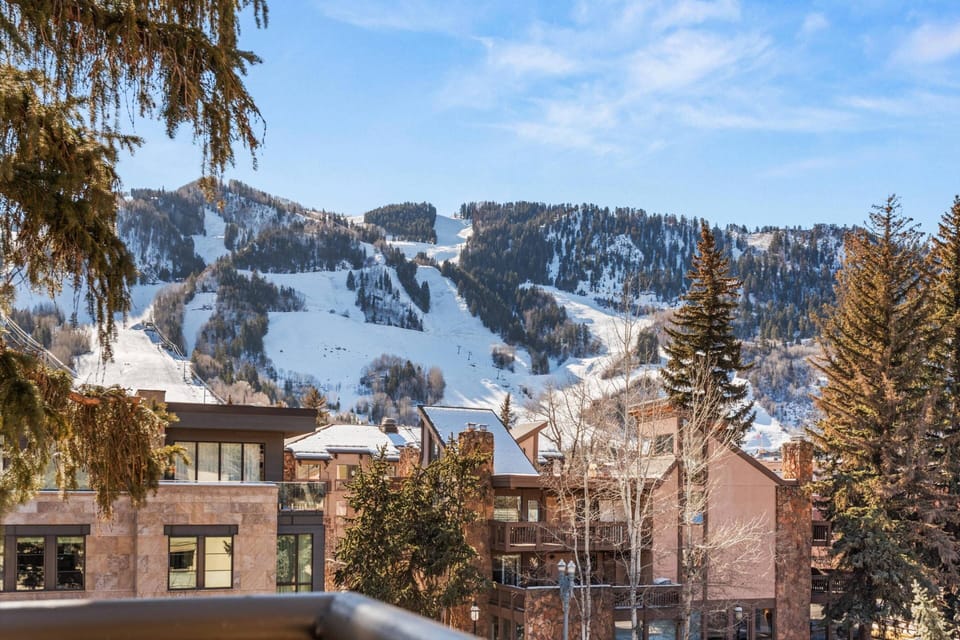 The balcony overlooks Aspen mountain!