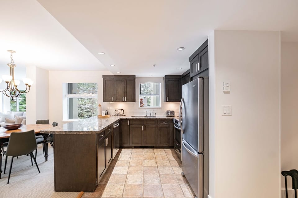 Full kitchen: Stainless steel appliances
