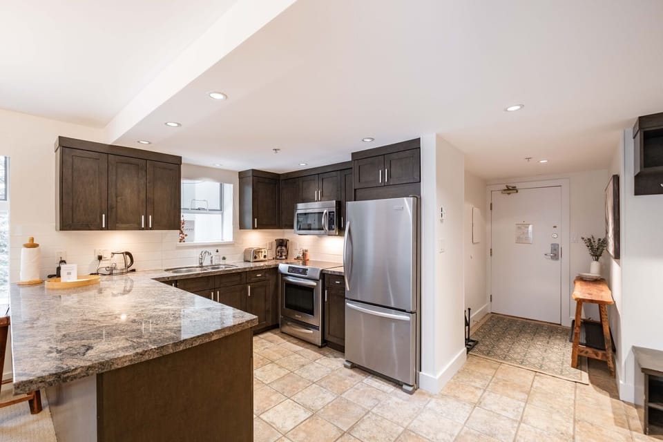 Full kitchen: Stainless steel appliances