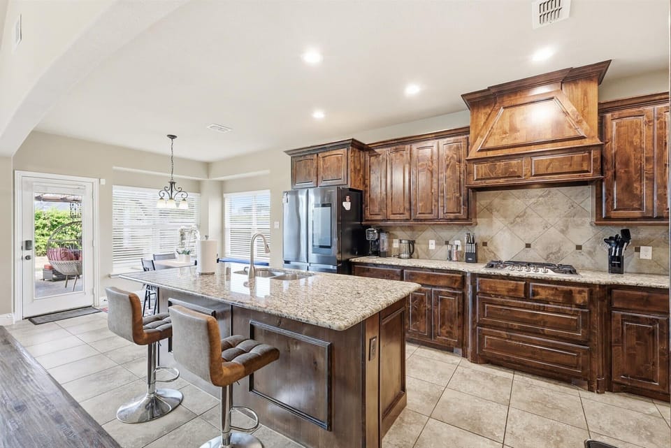 Spacious and functional with a center kitchen island and bar stool seating, let this kitchen channel your culinary creativity as you whip up your family favorites and try your hand at Southern classics.