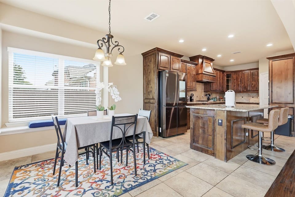 Perfect for grabbing a quick bite to eat, this open-concept kitchen and dining area makes it easy to prep meals and socialize at the same time.