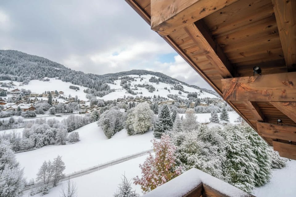 Overlooking the snowy peaks and green valleys, this chalet Megève offers panoramic views and complete privacy.
