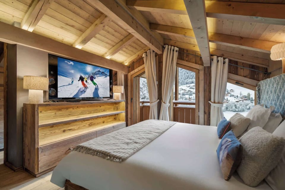 “Master bedroom with balcony and mountain view”
– Wake up to the Alps – chambre avec vue montagne à Megève and elegant alpine décor.
