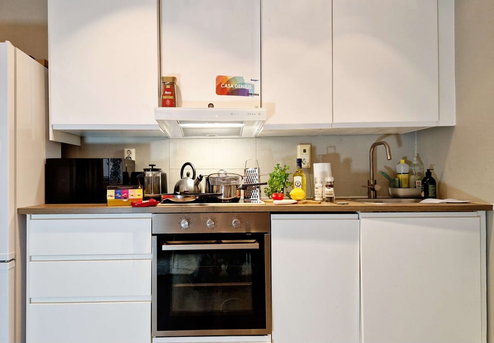 A fully quipped kitchen.