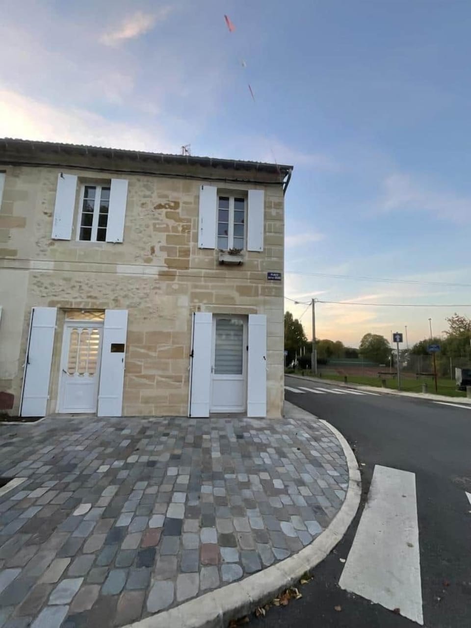 Façade location