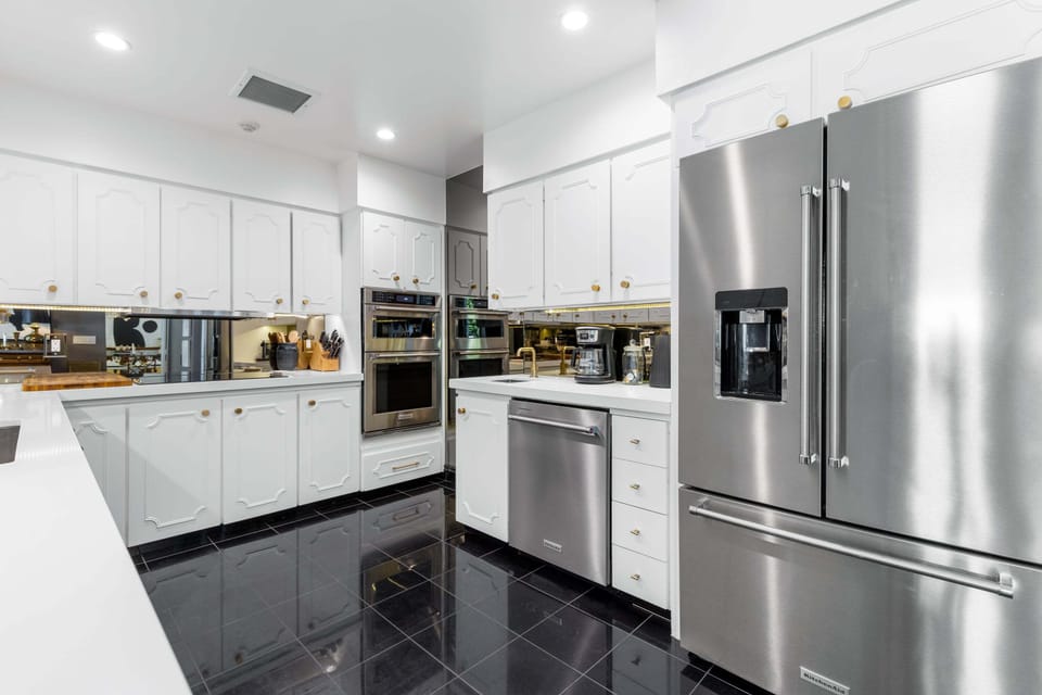 Dramatic black & white Chef's kitchen