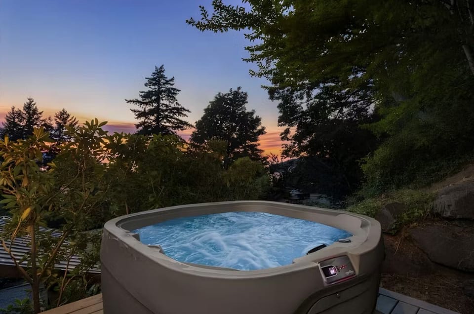 Outdoor spa tub
