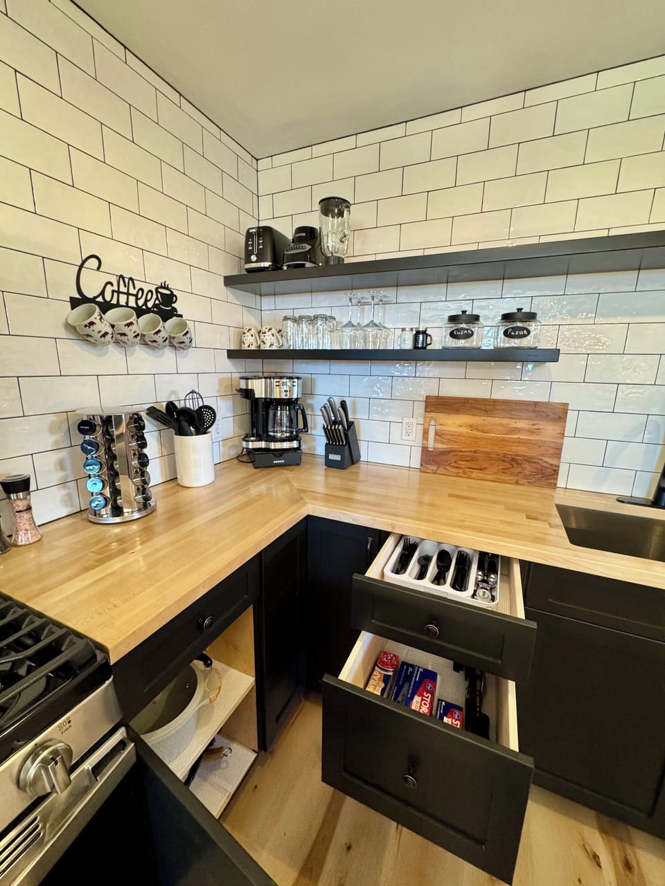 Fully supplied kitchen utensils, dishes & small appliances