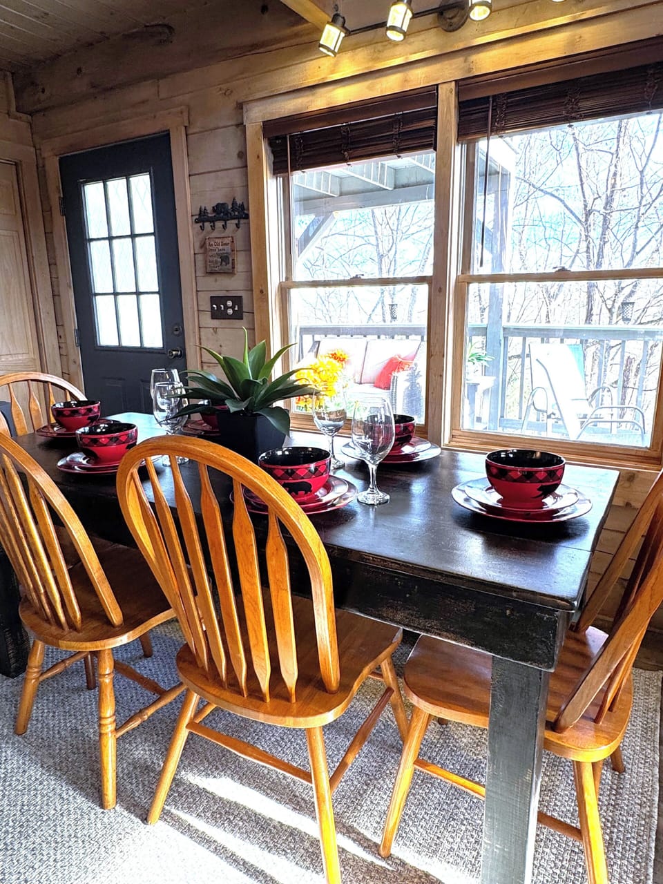 Dinner with a view. Seating 6 (4 seats plus a bench).