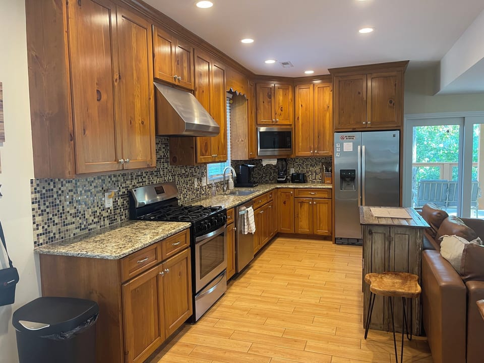 Full kitchen w/ gas oven, icemaker, dishwasher, microwave, fridge, keurig coffee
