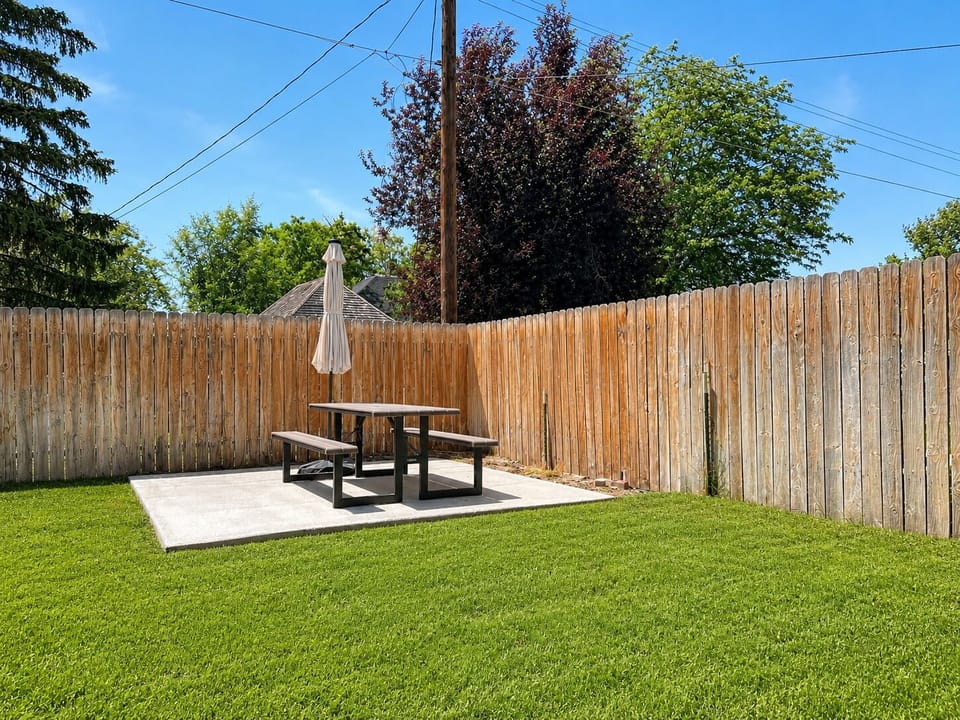 Private fenced yard with picnic area and seating for 6