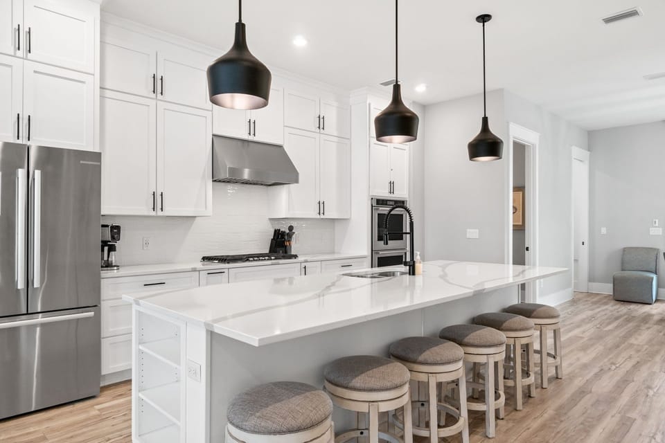 Chef's Kitchen - High-end Appliances - Bar Seating for 6