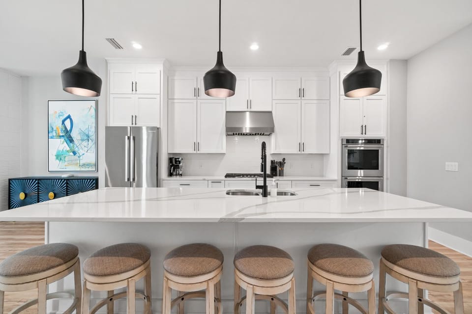 Chef's Kitchen - High-end Appliances - Bar Seating for 6