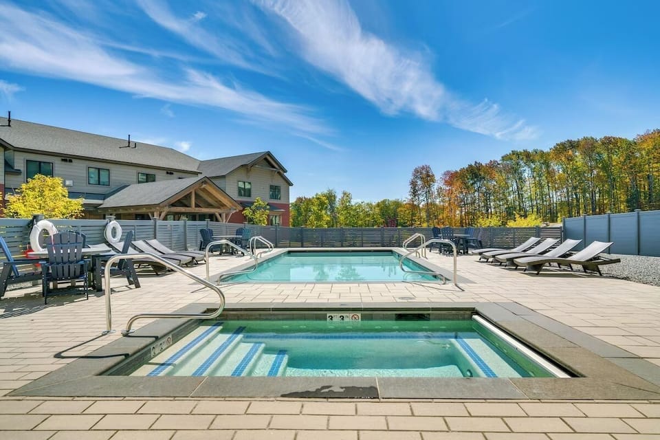 Hot tub and heated outdoor pool, open all year round. 