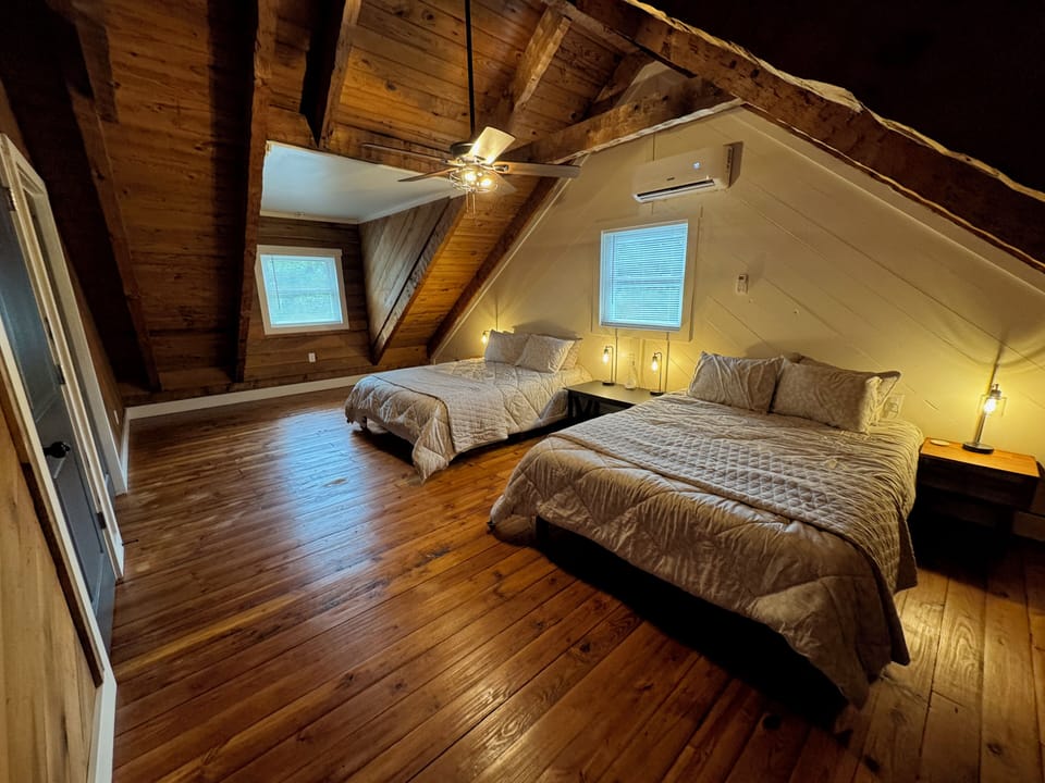 Upstairs Bedroom 2 (2 Queens)