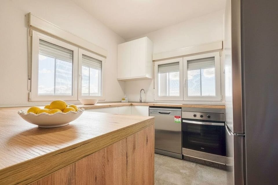 Bright Modern Kitchen